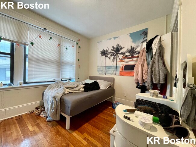 Building Photo - 148 Hemenway St