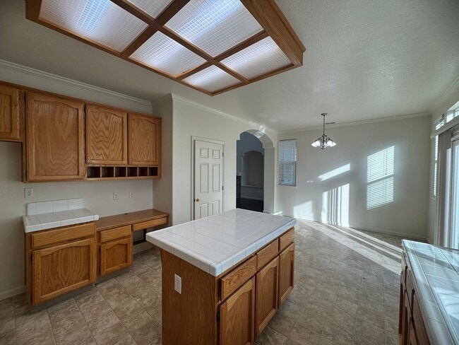 Building Photo - Spacious 2 Story Near Trails & Rose Park