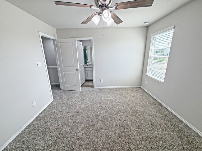Building Photo - 127 Damon Dv