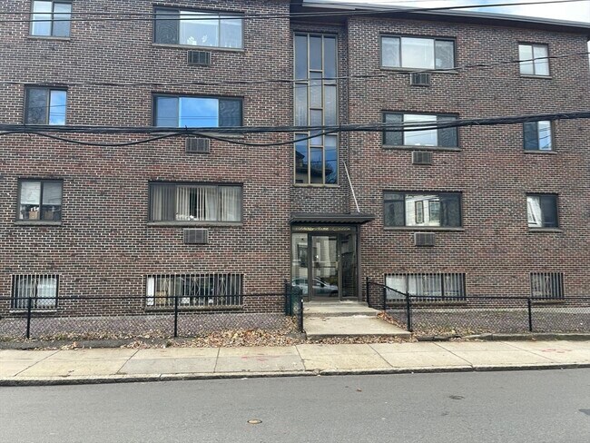 Building Photo - 39 Linden St