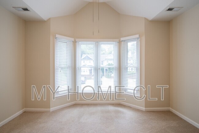 Building Photo - 807 Greenleaf Ave