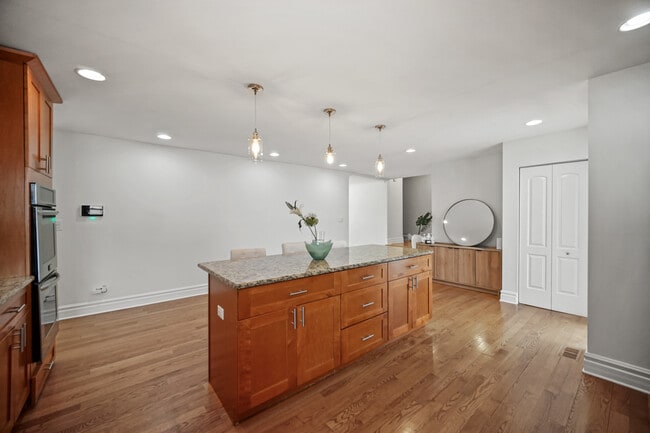 Building Photo - 9157 S Avers Ave