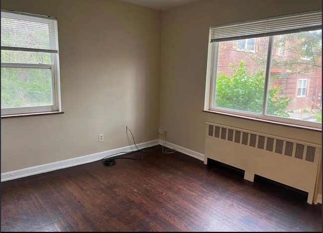 Building Photo - Updated 3-Bed Unit - Spacious!