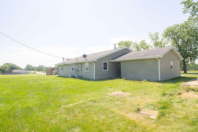 Building Photo - 1303 E Smiley Ln