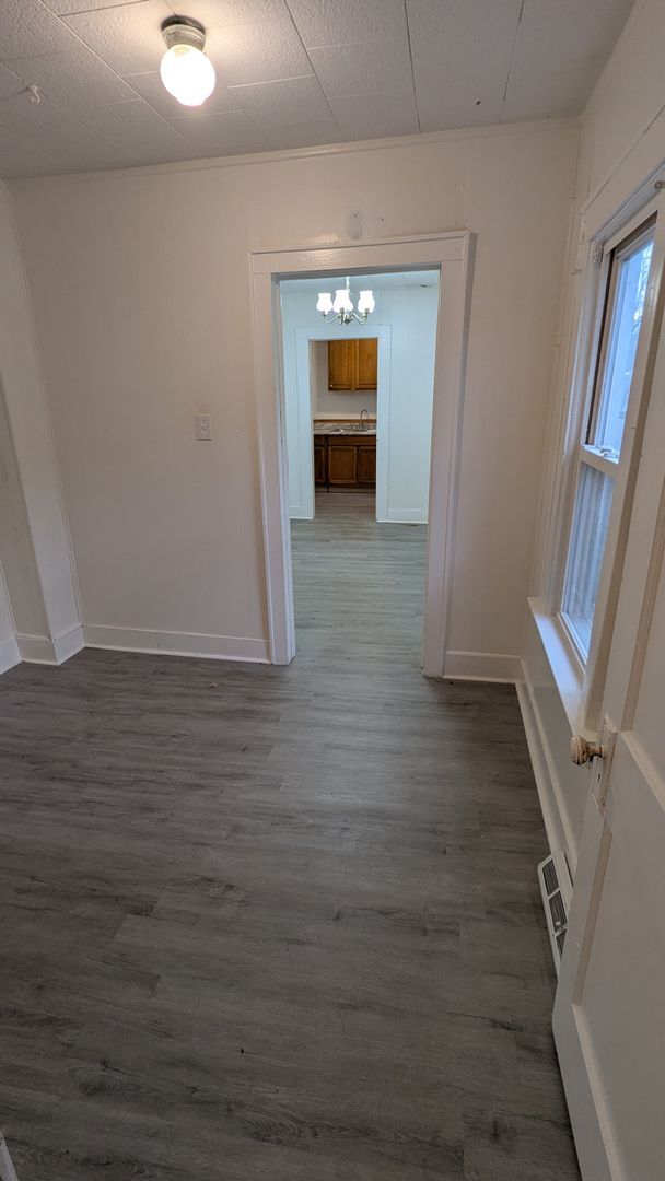 Building Photo - Charming 5-bedroom home located in the heart of Akron