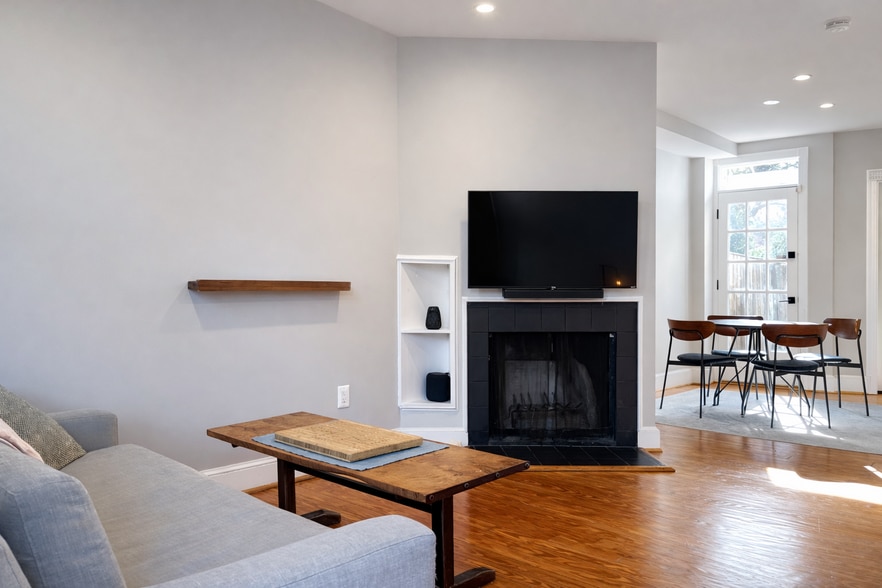 Building Photo - 1215 C St SE