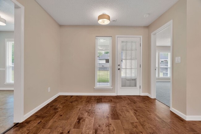 Building Photo - Beatifully Updated East Fay Home! Must See!