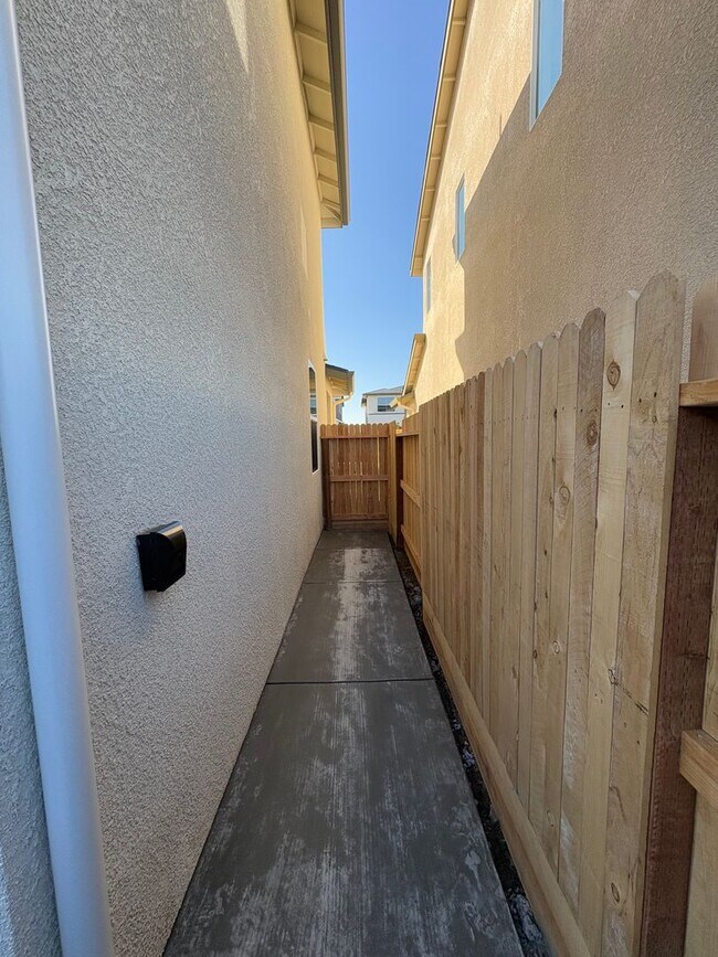 Building Photo - Newly built Woodside home located in Huckl...