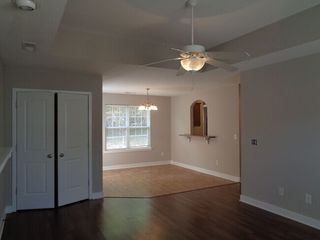 Building Photo - One Level House for Rent-Off Main St.-Minutes from Downtown