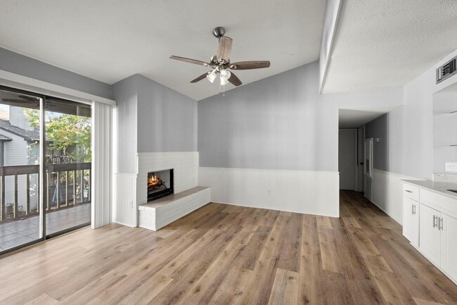 Building Photo - Richmond/Amanda west of Fondren, Classic, beautifully maintained, 2nd floor condominium offers 2 ...