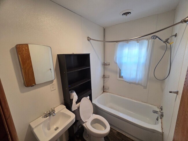 Building Photo - **FIRST MONTH FREE** 2 bedroom house in Rockwell City $695 per month