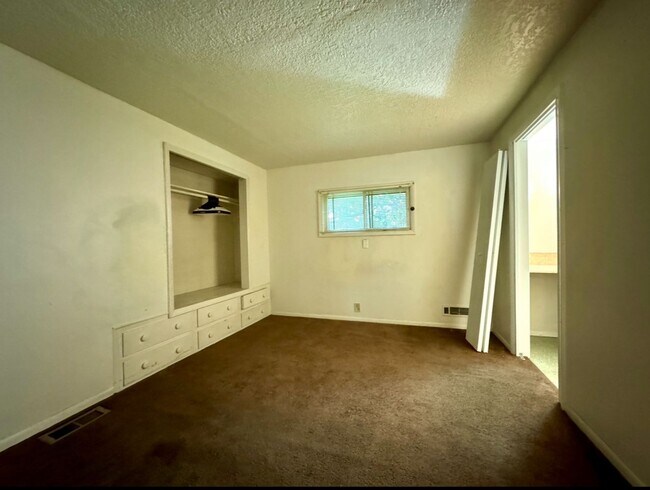 Building Photo - Vintage Living In Montavilla~ Front Porch~ Unfinished Basement~ Large Fully Fenced Yard