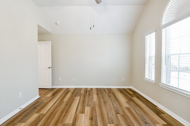 Building Photo - 815 Robins Way