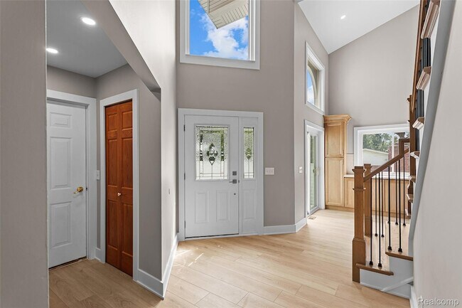 Building Photo - 6552 Orion Rd