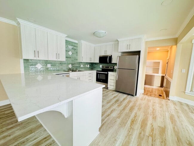 Building Photo - Luxury country rental 4x3 gated off black top!