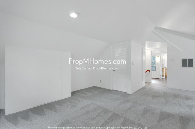 Building Photo - Rare Three Bedroom Gem in SW Portland!