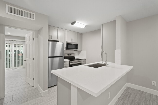Building Photo - 2101 Fountain View Dr