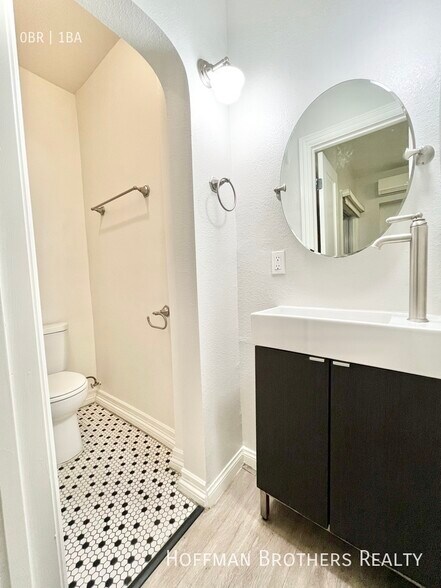 Building Photo - 410 S Lake St