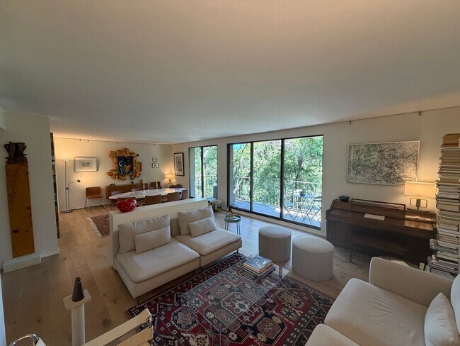 Building Photo - 3 bedroom | 2 bathroom | 4th floor condo in East Sacramento