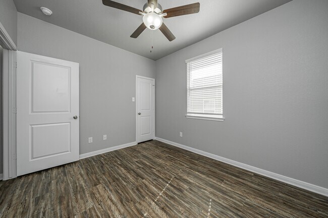 Building Photo - 536 Fallbrook Dr