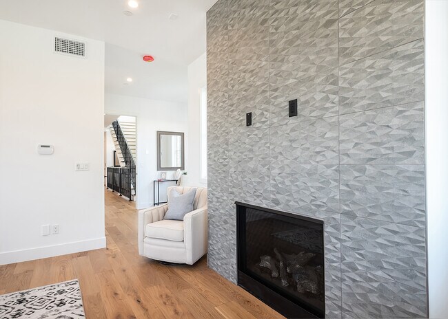 Building Photo - 724 13th St