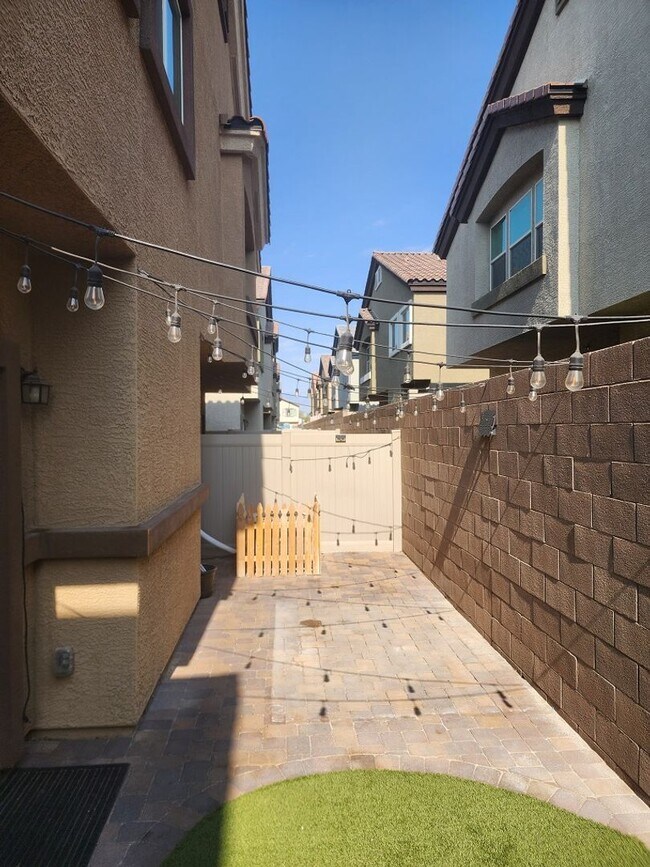 Building Photo - 3 bedroom/ 2 bath condo in gated community