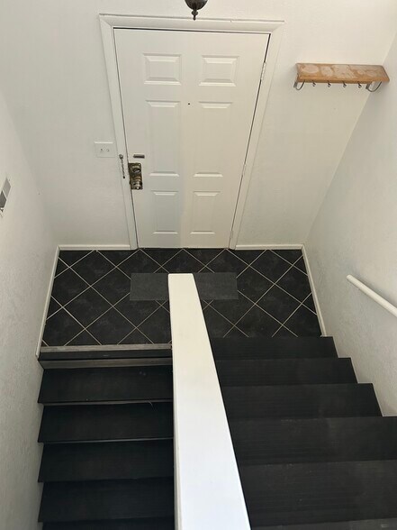 Building Photo - 2725 Ponderosa Dr