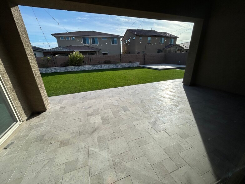 Building Photo - 8731 W Wagon Wheel Dr