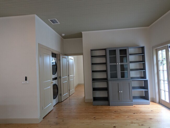Building Photo - Stunning Fully Renovated 3-Bedroom, 2-Bathroom Cottage-Style Home