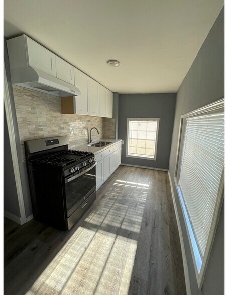 Building Photo - 1647 W 12th Pl