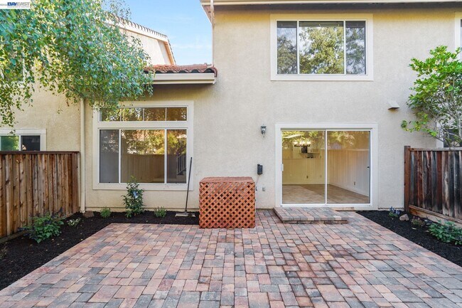 Building Photo - 493 S Clovercrest Ln