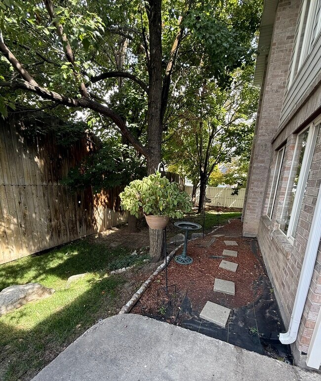 Building Photo - Murray Condo