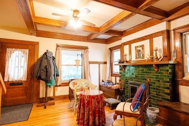 Building Photo - 6 Month Lease: 2 BED / 2.5 BATH HOUSE CLOS...