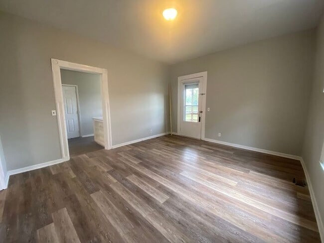 Building Photo - For Rent - Renovated One Bedroom Unit in G...