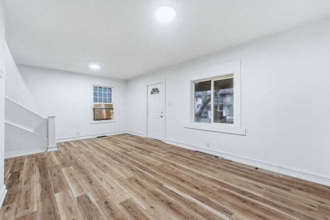 Building Photo - Freshly Updated 3-Bed Home with Back Parking