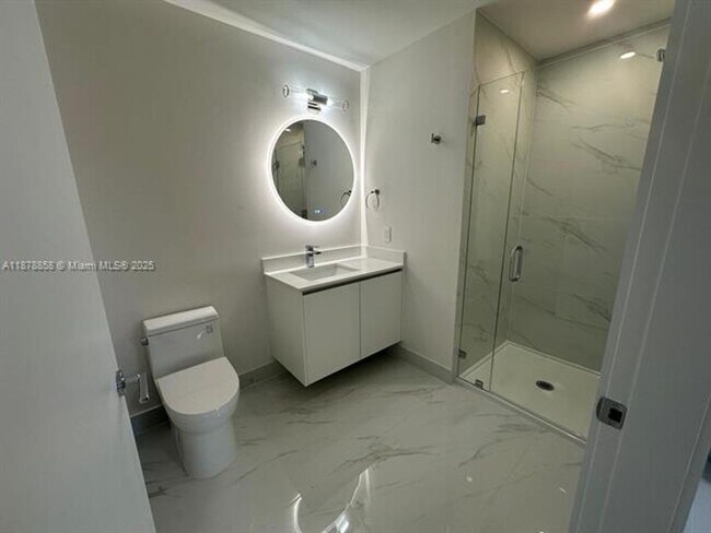 Building Photo - 700 NE 24th St