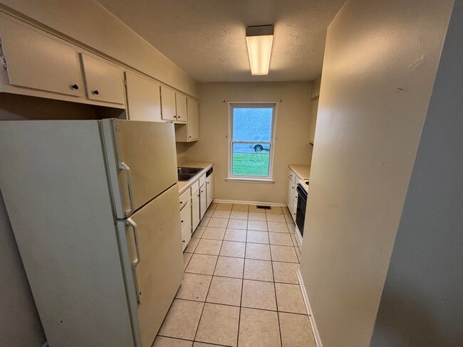 Building Photo - 1816 Chatsworth Dr