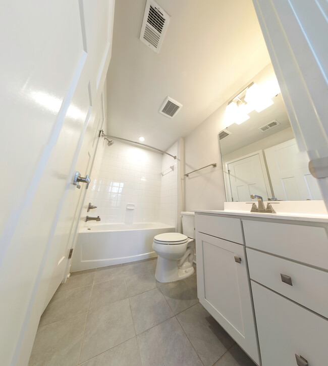 Level 1 Bedroom en-suite Bathroom - 4921 Crest View Dr