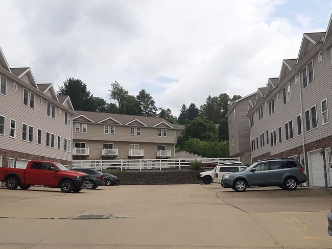 Building Photo - 2 Bed/1.5 Bath Townhouse with Garage - 8/5/2026