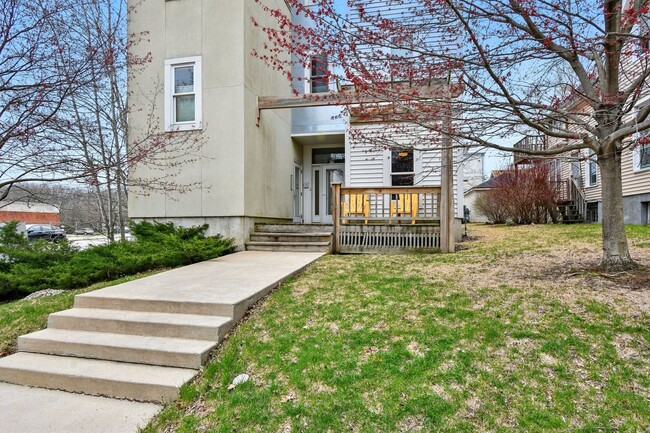Building Photo - 2905 N Newhall St