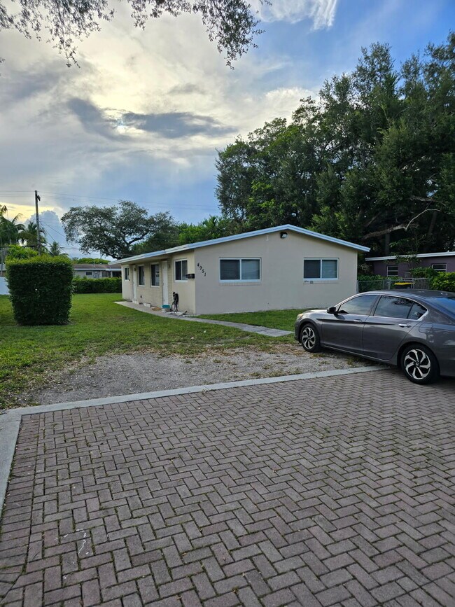 Building Photo - 4951 SW 28th Terrace