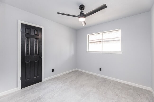 Building Photo - 1109 E Columbia Ln