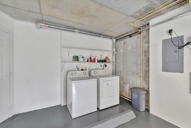 Building Photo - 2911 NE 185th St