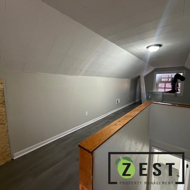 Building Photo - Amazing 3bed 1Bed- $1200