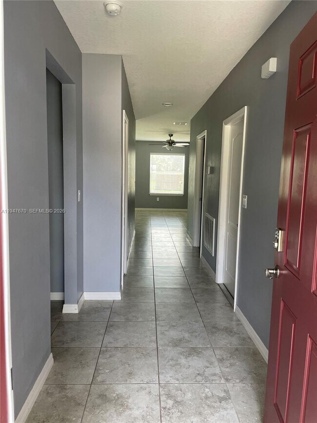 Building Photo - 982 SW Commonwealth Rd