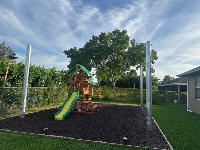 Building Photo - 2347 SW Kent Cir