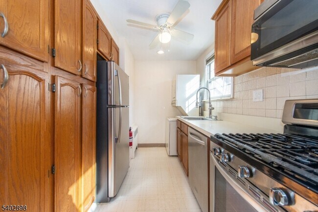 Building Photo - 445 Morris Ave