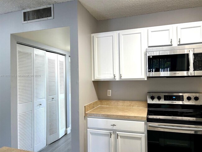 Building Photo - 1808 Meadows Cir W