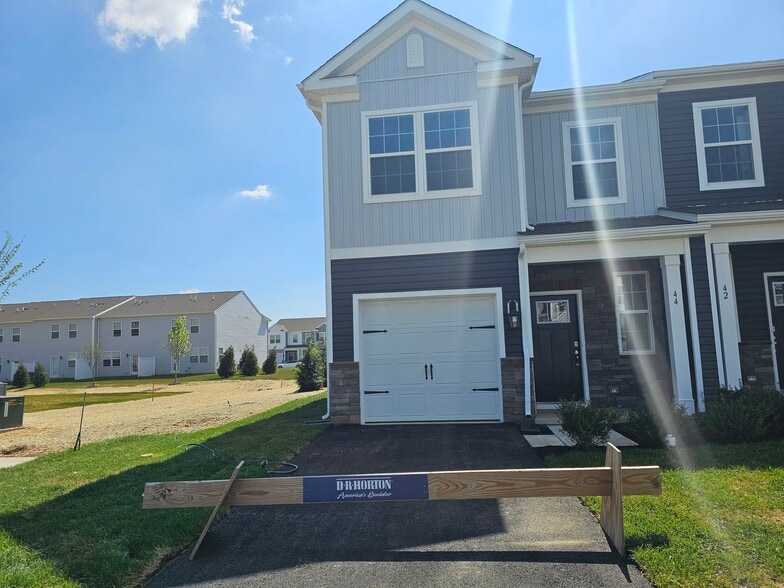 Building Photo - 44 Elliot Ln