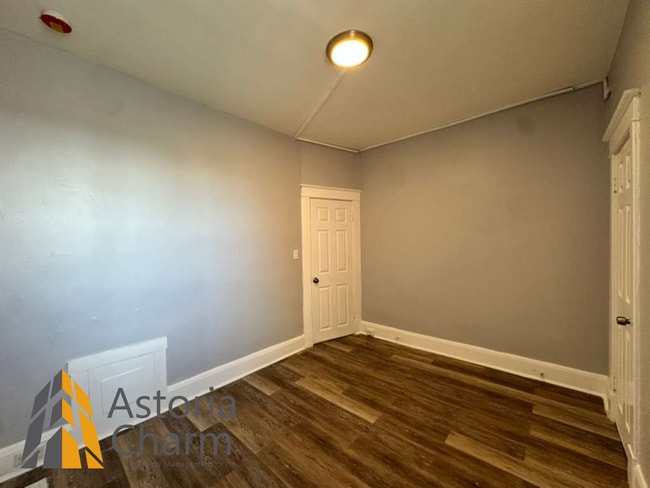 Building Photo - 4 Bedroom or 3 Bedroom with Den Home with First Floor Bedroom on Homestead Street